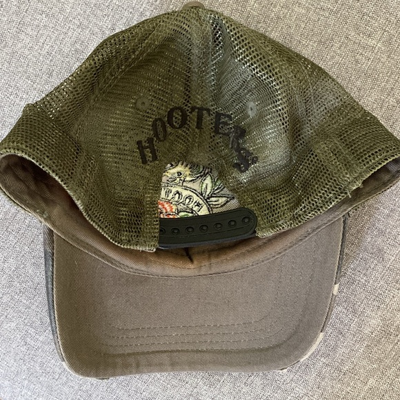 Hooters Camouflage Trucker Hat! - Picture 2 of 3